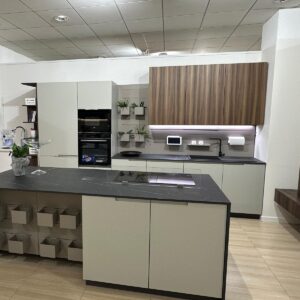 Cucina Alice con isola in outlet da GMK Arredamenti Pesaro