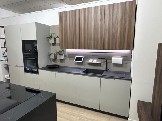 Cucina Alice con pensili in legno e boiserie in metallo